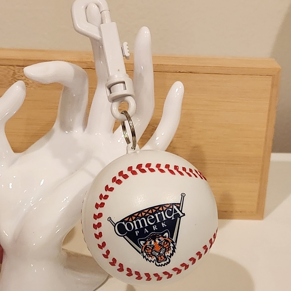 NWOT DETROIT TIGERS PONCHO BALL